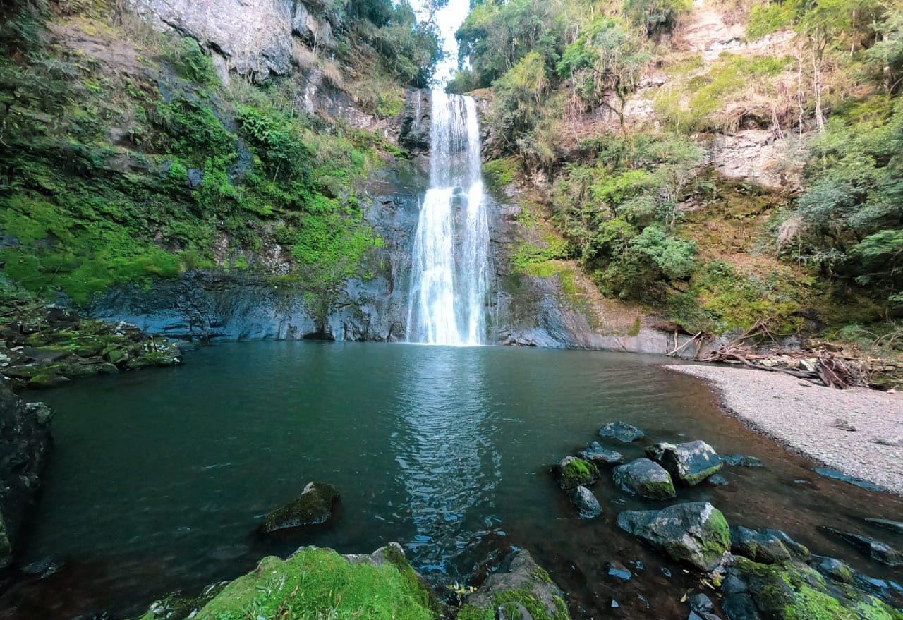 Casal cai de altura de 42 metros em cachoeira  ao fazer 