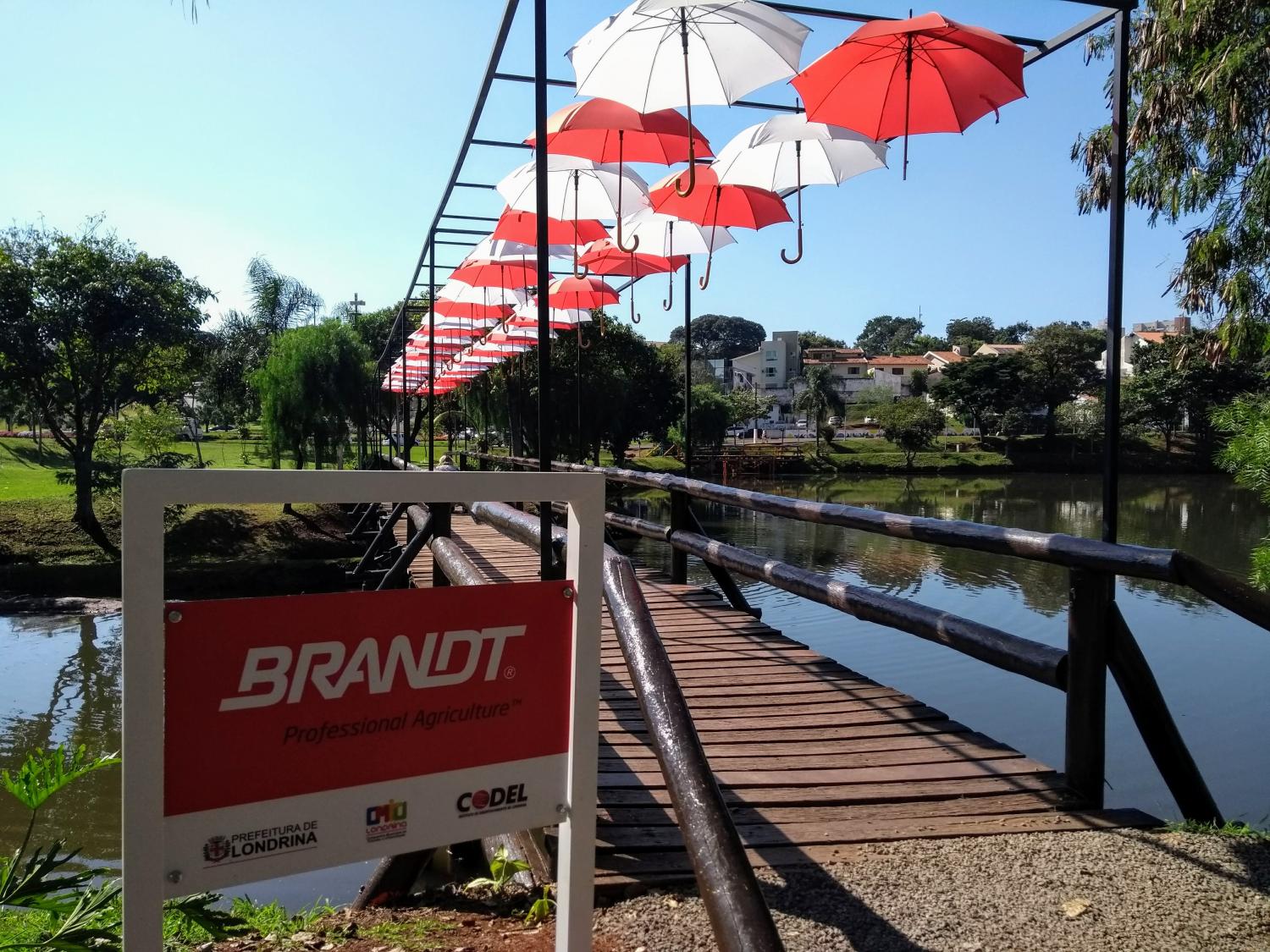 Empresa norte americana, decora ponte no Lago Igapó II com Guarda Chuvas coloridos