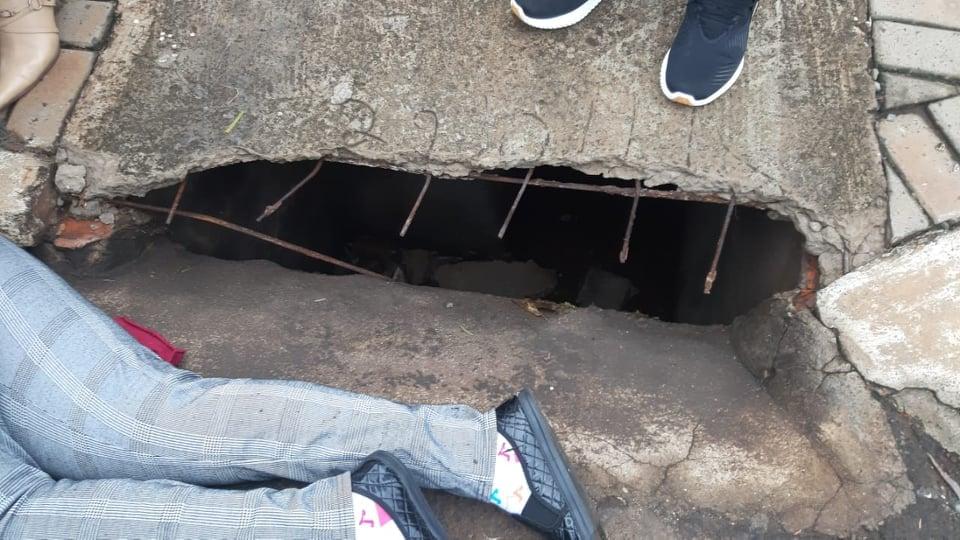 Mesmo depois de provocar acidente, nenhuma providência foi tomada pela prefeitura