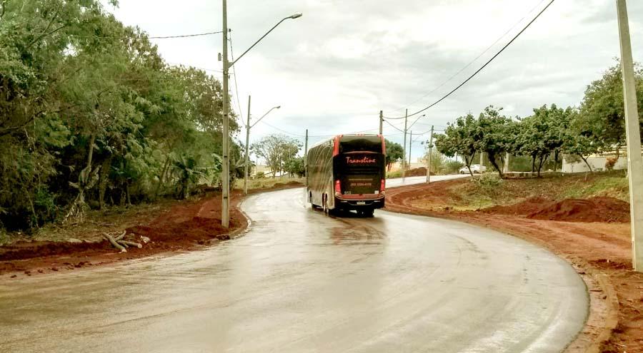 Prefeitura promove limpeza do mato na curva do 