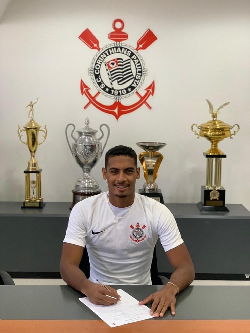 Salários e desacordo sobre parceria fazem Corinthians devolver zagueiro ao Náutico