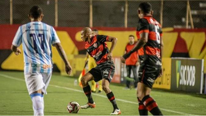 Tubarão desencanta e vence Vitória de virada