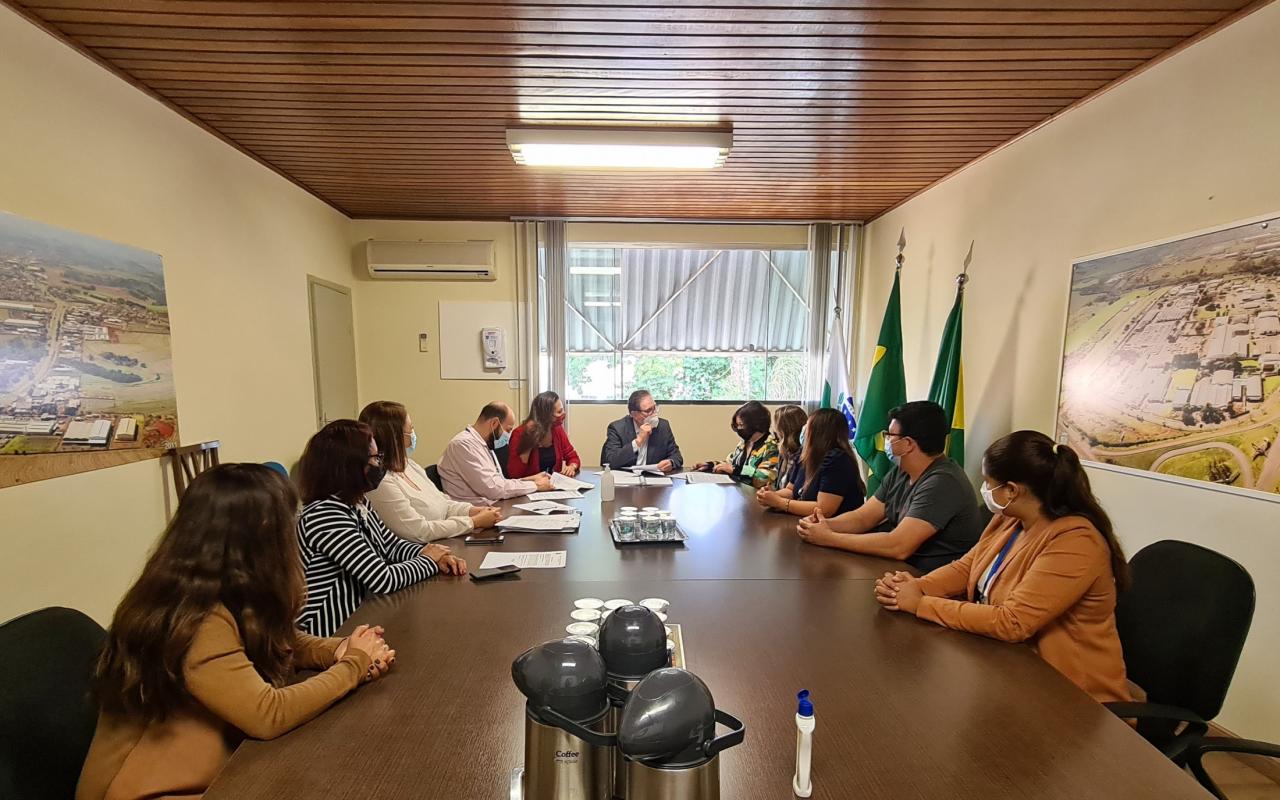 Administração municipal assina termo de fomento com FAUEL para implementação de ensino bilíngue