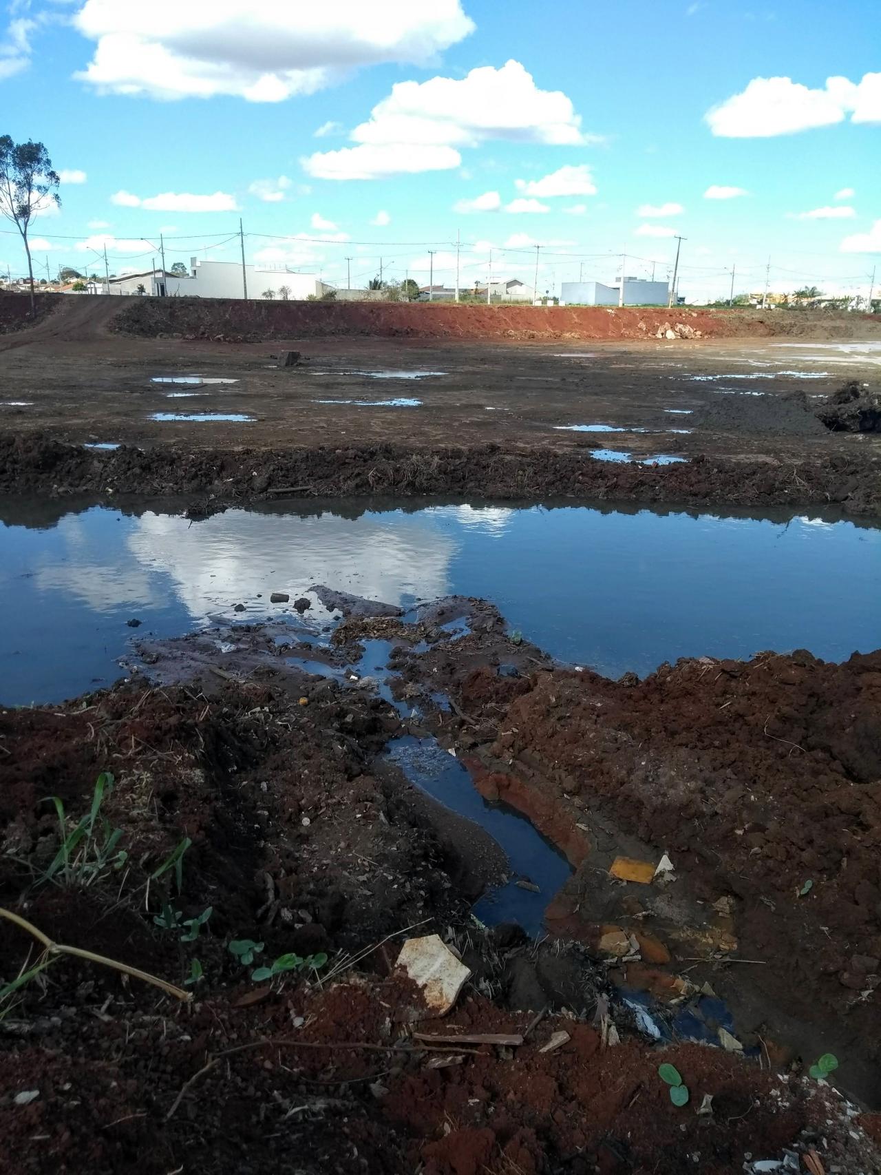Morador denuncia suposto despejo irregular de esgoto em galeria pluvial