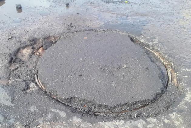 Moradores da André Sert pedem solução para problema de vazamento no esgoto