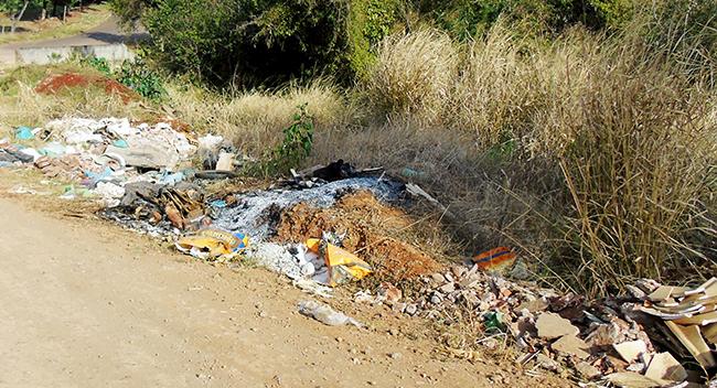 Prolongamento da avenida Londrina é usado como depósito de entulhos e lixo