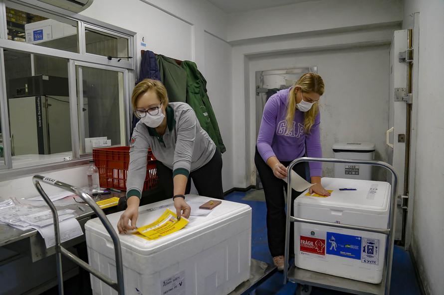 Saúde distribui 589 mil vacinas contra a Covid-19 aos municípios; lote inclui doses dos adolescentes