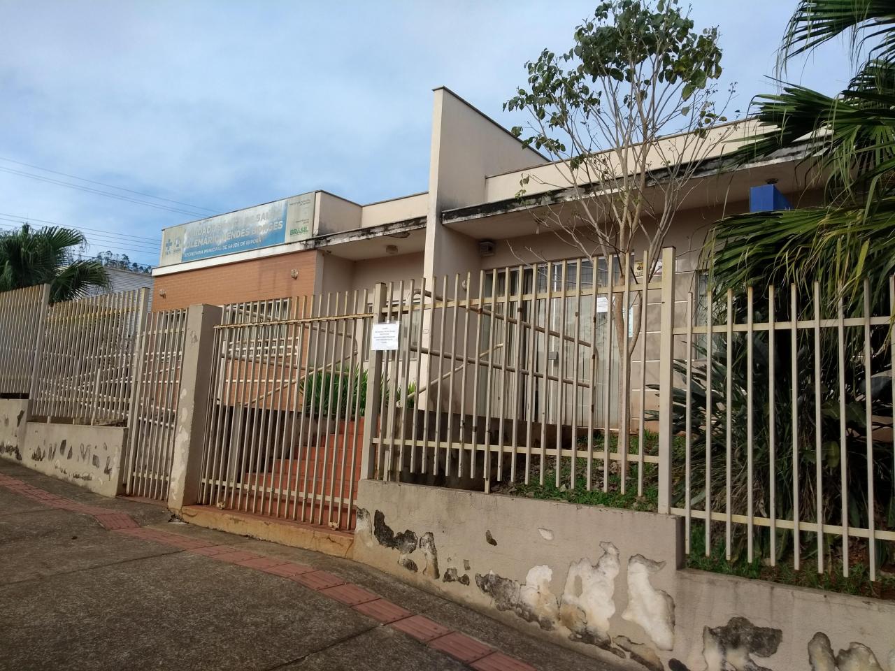 Telhado da UBS do Jardim John Kennedy já não contém as chuvas e prédio fica alagado