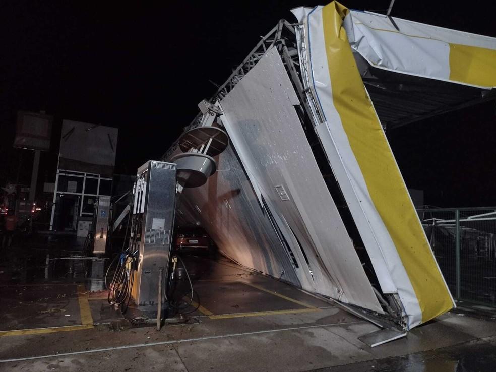 Temporal com chuva de granizo provoca destruição em Pirassununga