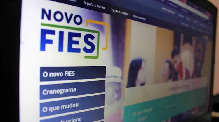 Bolsonaro edita MP para perdoar até 92% das dívidas de estudantes com o Fies
