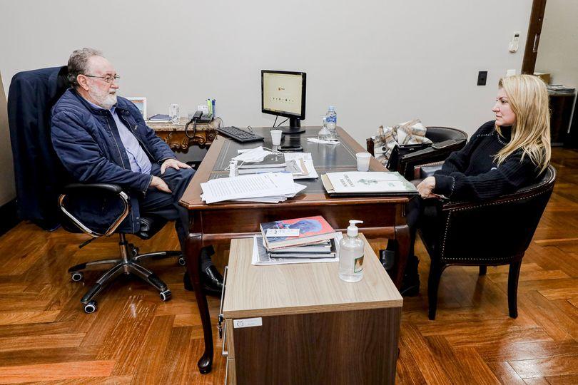 Deputado Tercílio Turini, parebeniza superintendente do HU pela reeleição