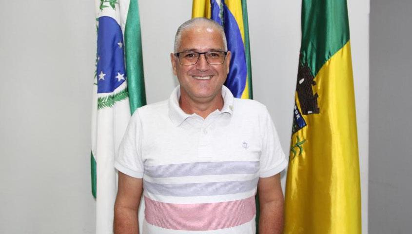 Gilson Mensato pede explicações de 