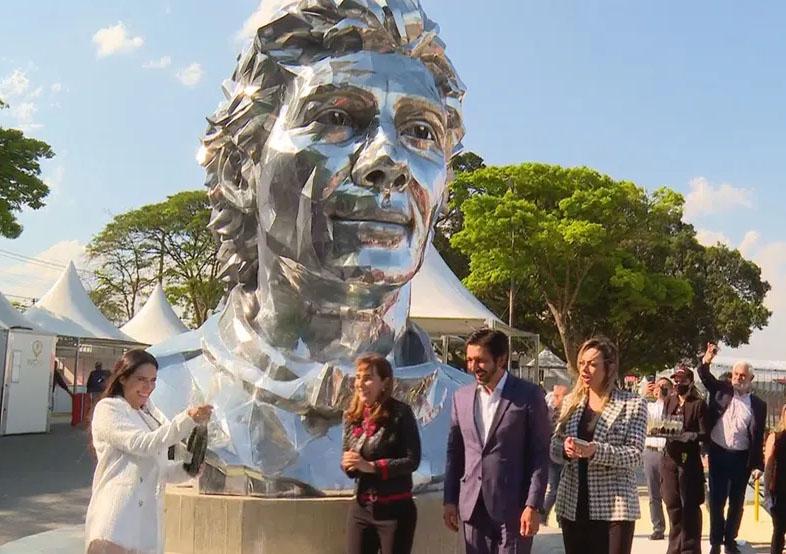 Escultura de 3,5 metros de Senna é exposta no Autódromo de Interlagos em SP
