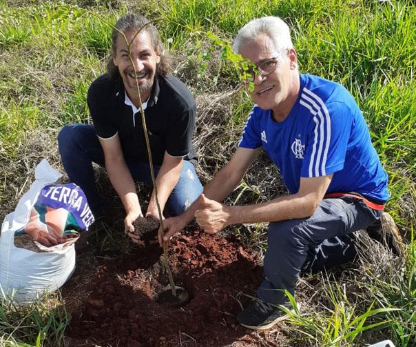 Vereador e presidente do MCI plantam árvores as margens da via férrea