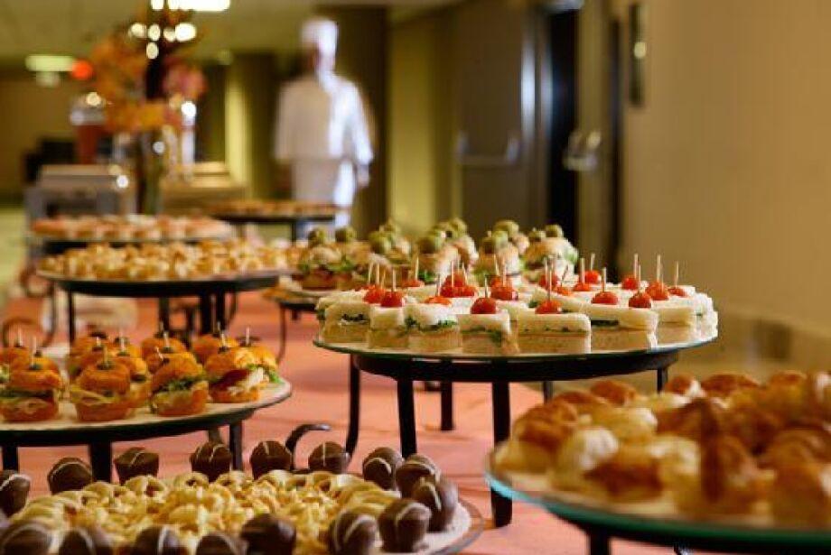 Prefeitura pretende gastar mais de R$ 180 mil em bolos, doces e salgados para “coffee-break”