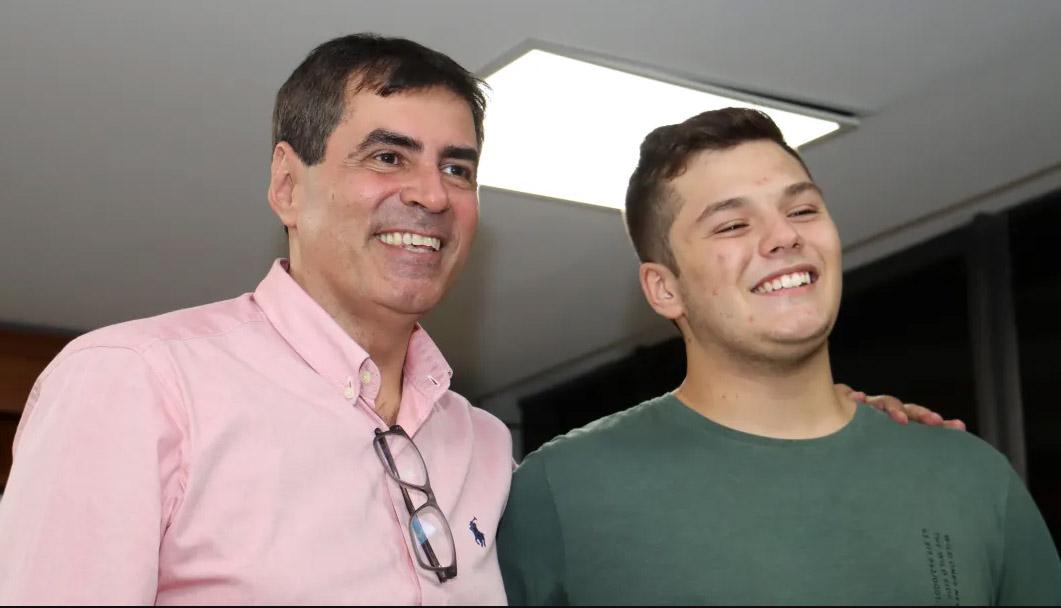 Jovem de 17 anos, aprovado em 4 vestibulares de Medicina, visita prefeito de Londrina