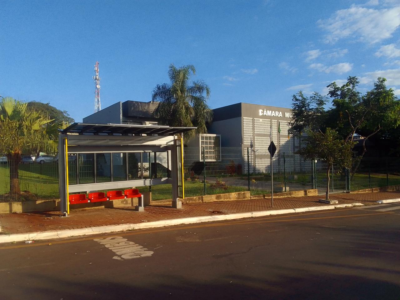 Parcialmente concluído, ponto de ônibus 