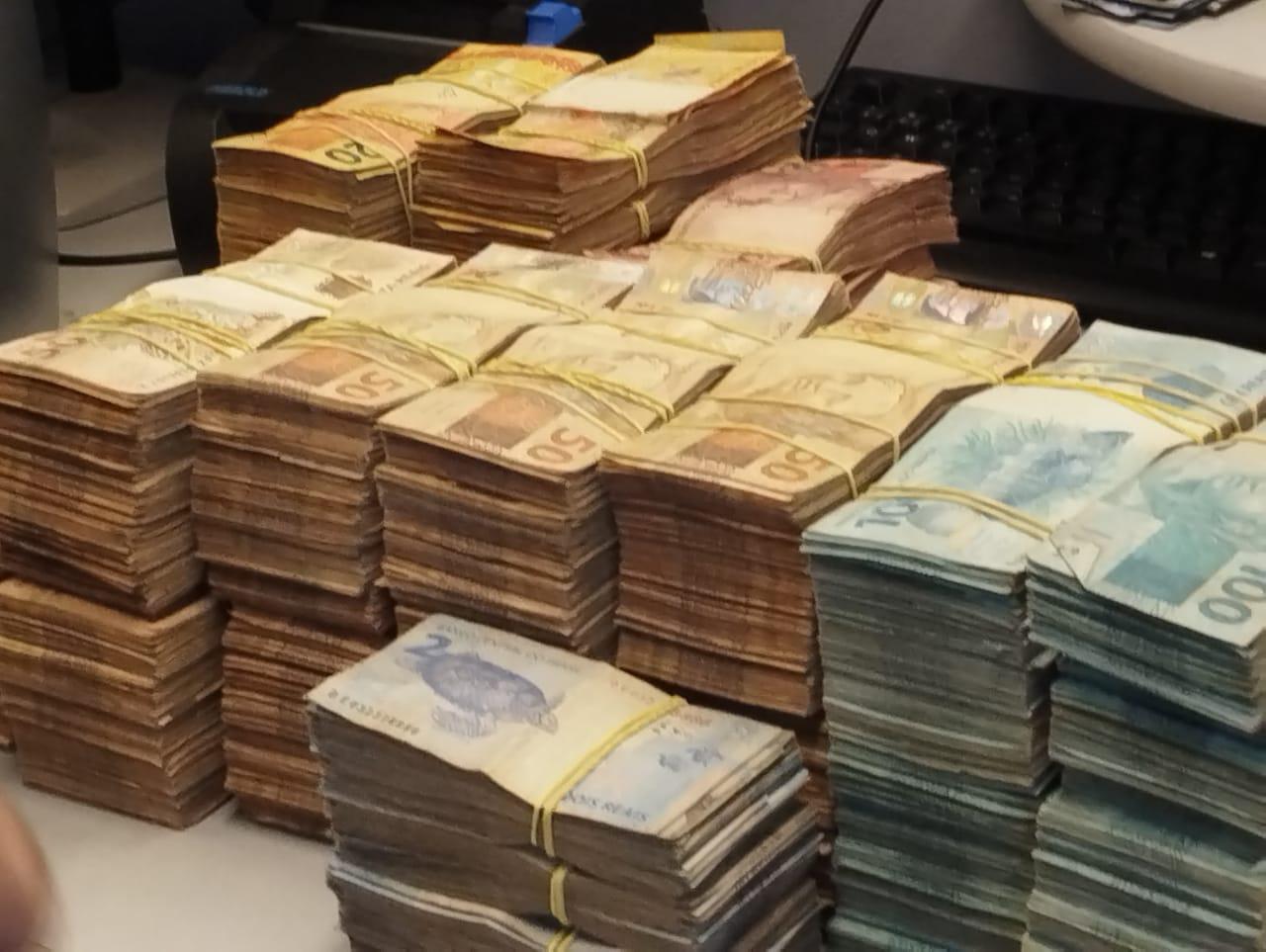 Operação conjunta resultou em apreensão de muito dinheiro, armas e drogas em Cambé