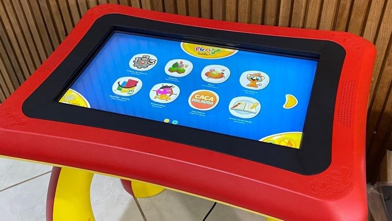 Prefeito José Maria faz entrega de mesas digitais interativas à Secretaria de Educação