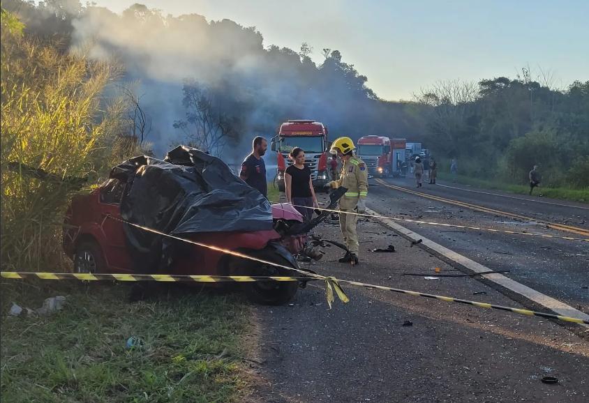 Caminhão pega fogo após bater contra carro na PR-445, em Irerê; uma pessoa morreu