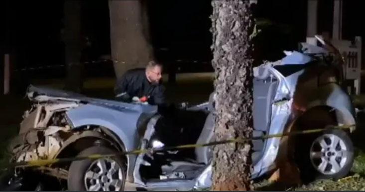 Duas pessoas morrem e outras duas ficam feridas após carro perder controle em rotatória e bater em árvore