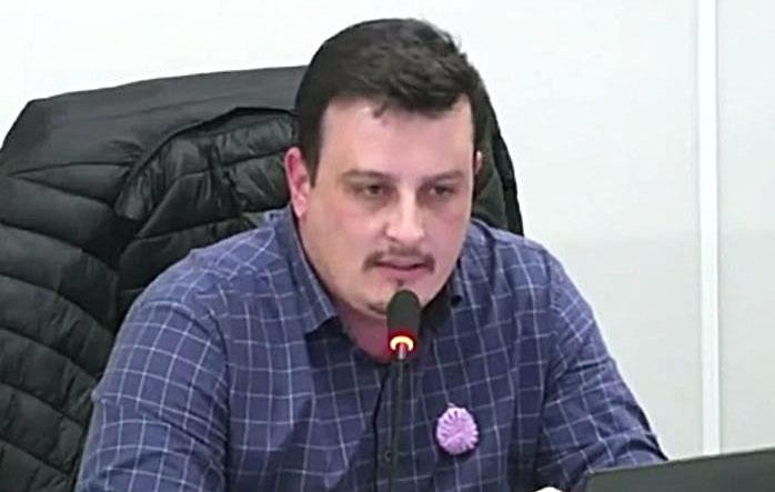 Juiz eleitoral dá 24 horas para Câmara declarar perda de mandato para vereador que batia na mulher