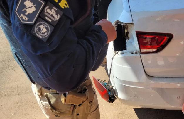 Policial Feminina é presa em flagrante com 30kg de cocaína escondidos em lanterna de carro