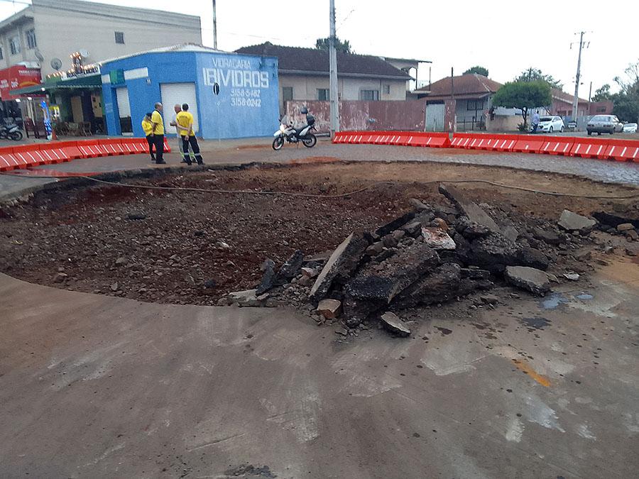 Prefeitura fecha avenida Paraná para iniciar mais uma rotatória