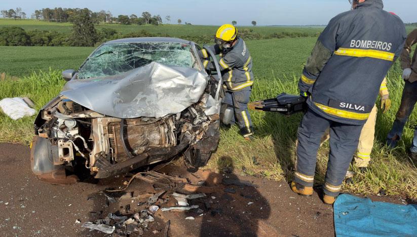 Criança e outras duas pessoas morrem em batida frontal entre dois carros entre Mamborê e Campo Mourão
