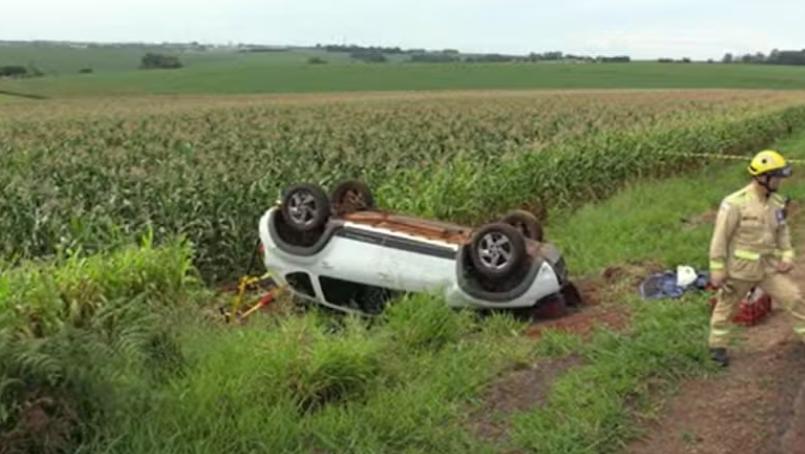 Mulher de 62 anos morre após ser ejetada de carro e veículo cair sobre corpo dela