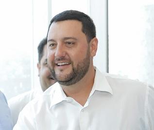 Barbado e aparentemente acima do peso, governador Ratinho Junior retorna ao trabalho