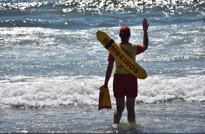 Em 20 dias, bombeiros fazem mais de 850 salvamentos no litoral do Paraná; quatro pessoas morreram