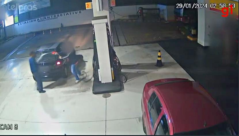Frentista joga gasolina em suspeito durante tentativa de roubo em posto de combustíveis