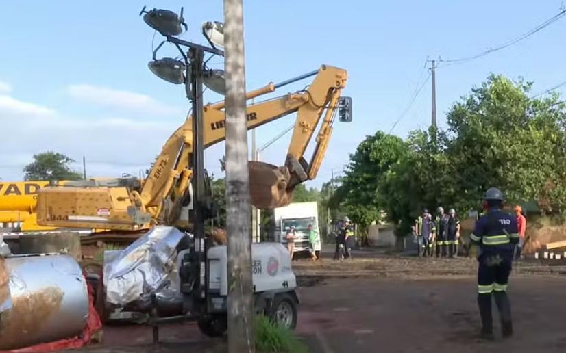 Casa atingida por trem que descarrilou após acidente com caminhão tem estrutura comprometida e será demolida