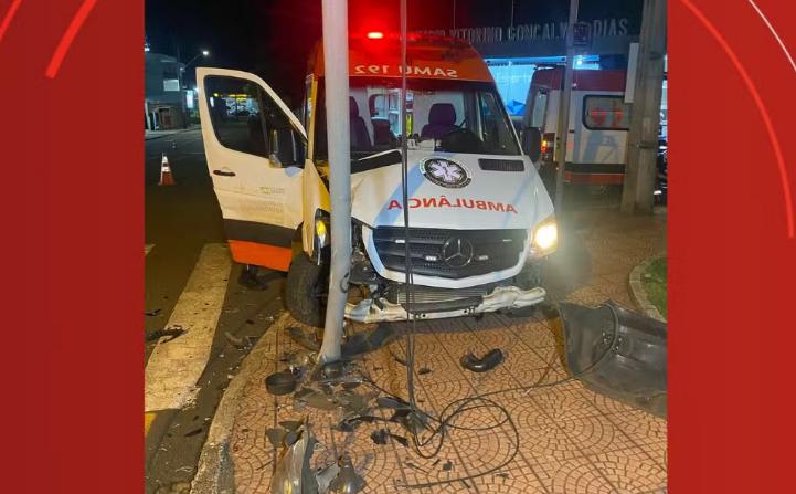 Condutor embriagado fura semáforo e atinge ambulância no centro de Londrina