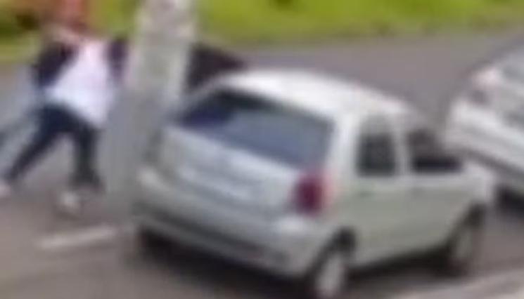 Ladrão agride professora ao tentar roubar seu em saída de escola