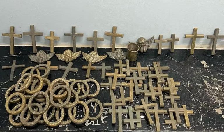 Ladrão de peças de bronze em cemitério é detido por funcionário e preso em flagrante