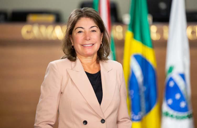 Justiça suspende processo de vereadora bêbada que fez lambança no trânsito em Curitiba