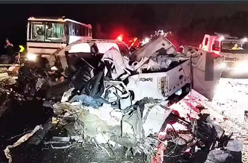 Acidente entre caminhonete e ônibus deixa um morto em Arapongas, dizem bombeiros