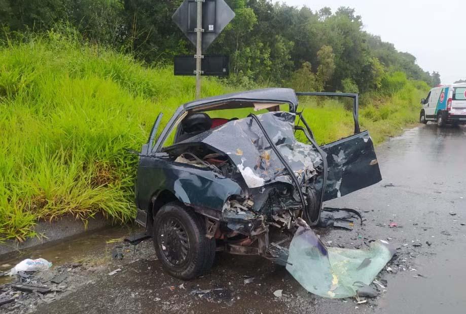 Casal e criança morrem após veículo aquaplanar na rodovia e bater de frente eles na contramão