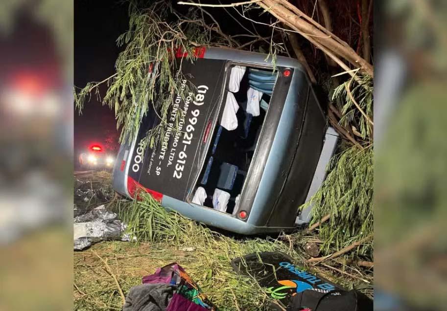 Três pessoas morrem e 19 ficam feridas após micro-ônibus tombar no interior do PR