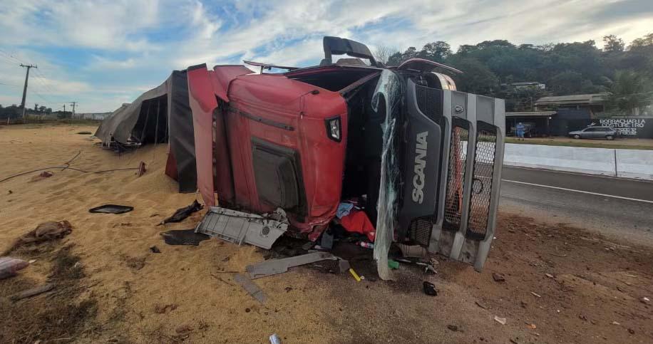 Carreta tomba e espalha carga de soja em acidente na PR-445, em Londrina