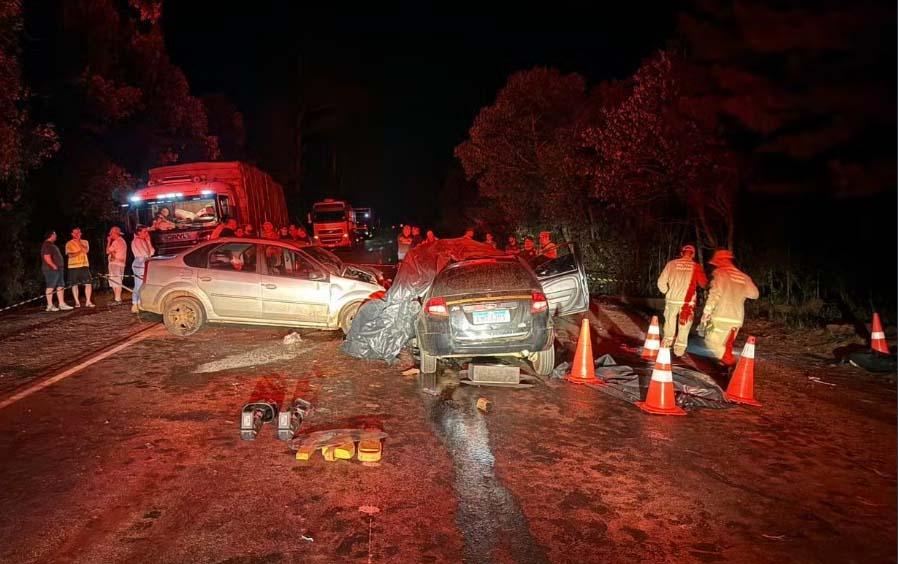 Cinco pessoas morrem em colisão entre dois carros. Nove estavam num carro só envolvido no acidente