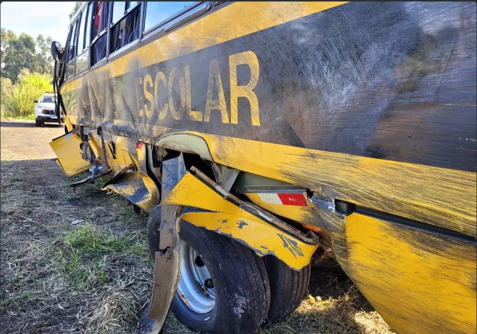 ‘Todo mundo gritava’, dizem moradores que resgataram alunos após acidente entre ônibus escolar e dois caminhões em Ortigueira