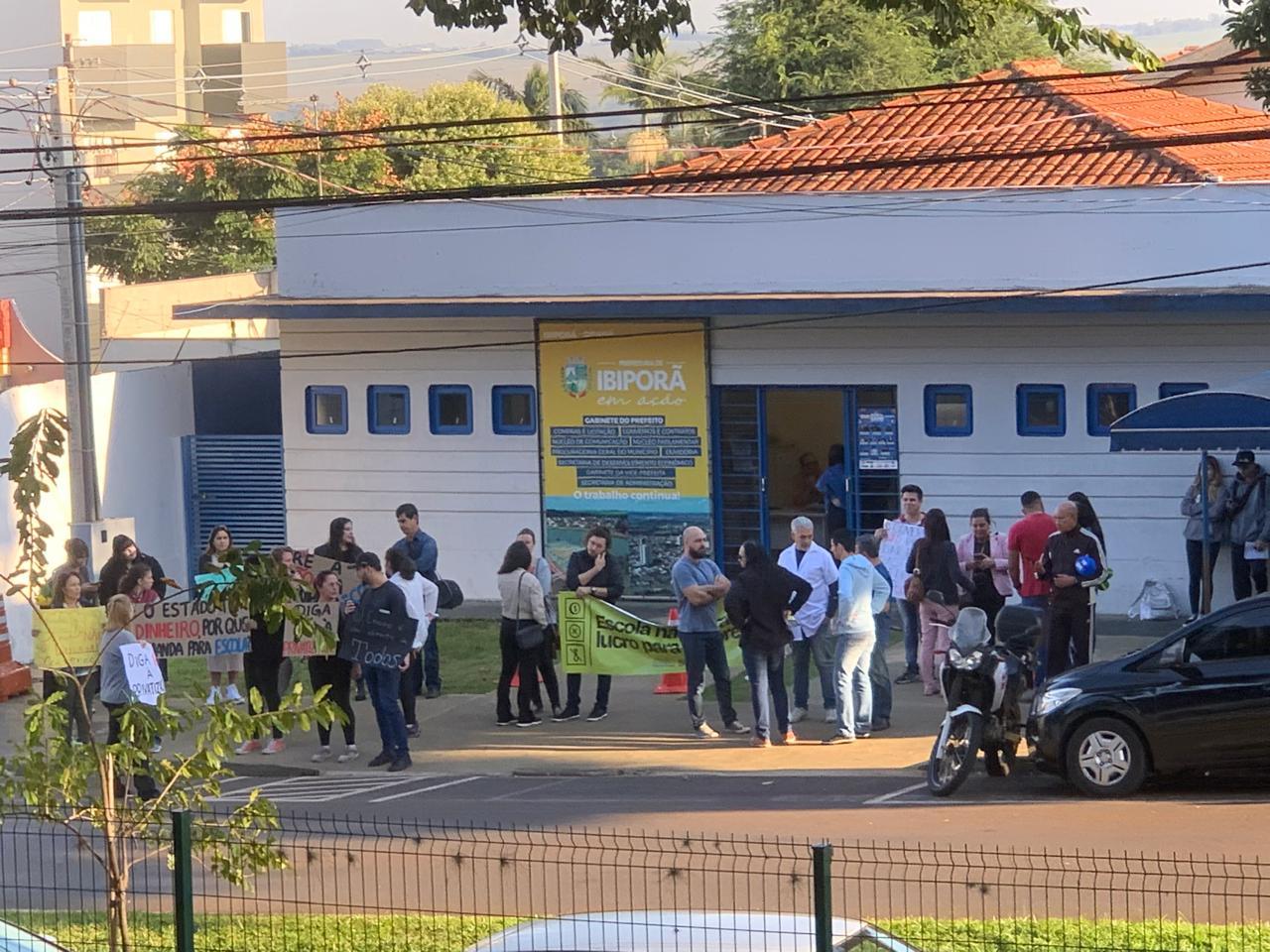 Protesto interrompe sessão sobre projeto de terceirização de escolas públicas no Paraná.