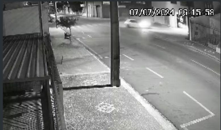 Carro explode e motorista morre na hora após bater em muro, no Paraná