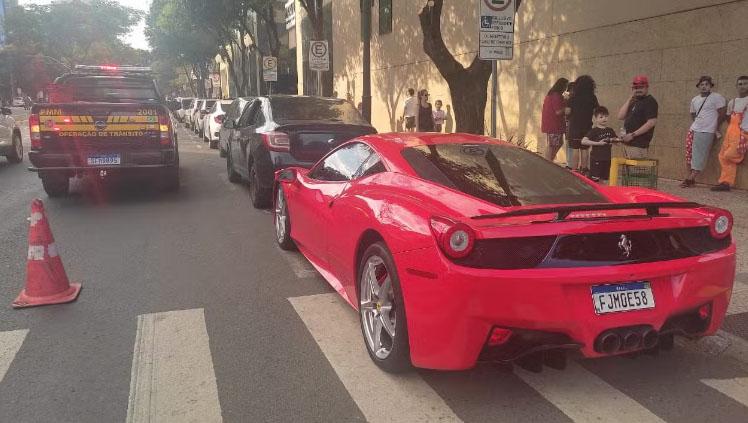 Ferrari é guinchada após motorista estacionar em cima da faixa de pedestre