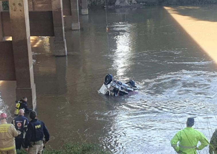 Idosa morre após carro cair de ponte no Rio Tibagi