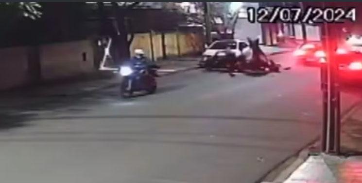 Motorista embriagado atropela policiais que faziam patrulhamento de moto, em Arapongas