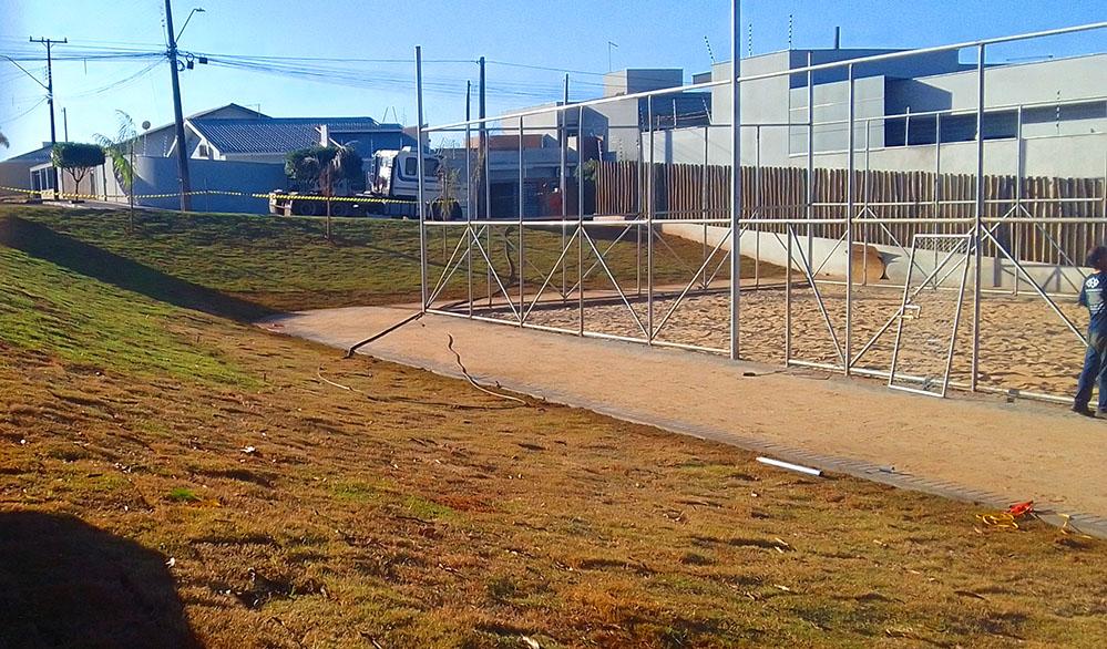 Prefeitura atende comunidade e transforma terreno tomado pelo mato, em praça com opções de lazer